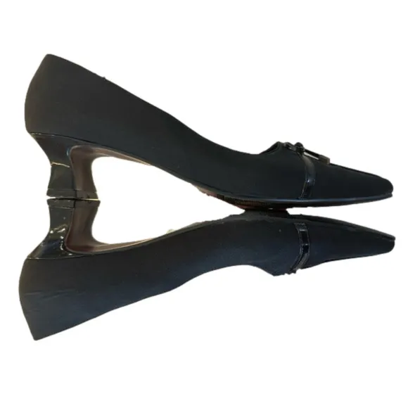 VINTAGE NIKKI Woman’s black shoes patent leather bow &amp; kitty heels size 7.5
