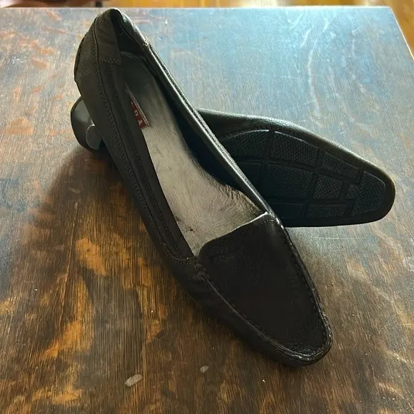 Vintage Prada Leather Loafer w Kitten Heel, size 7