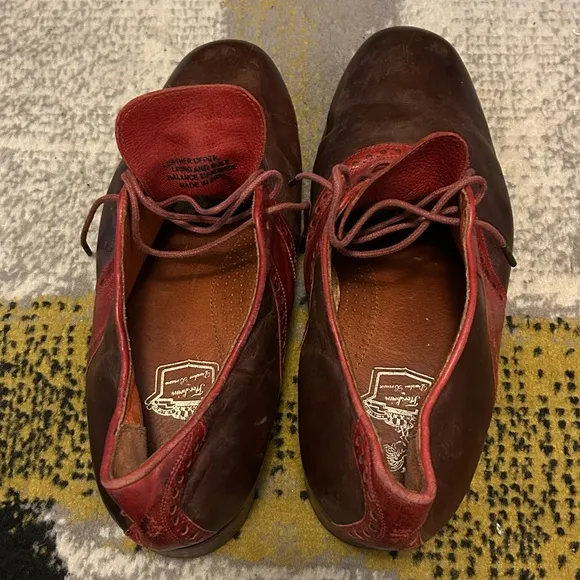 Vintage Red and Brown Two-Tone Oxford Shoes with Classic Design
