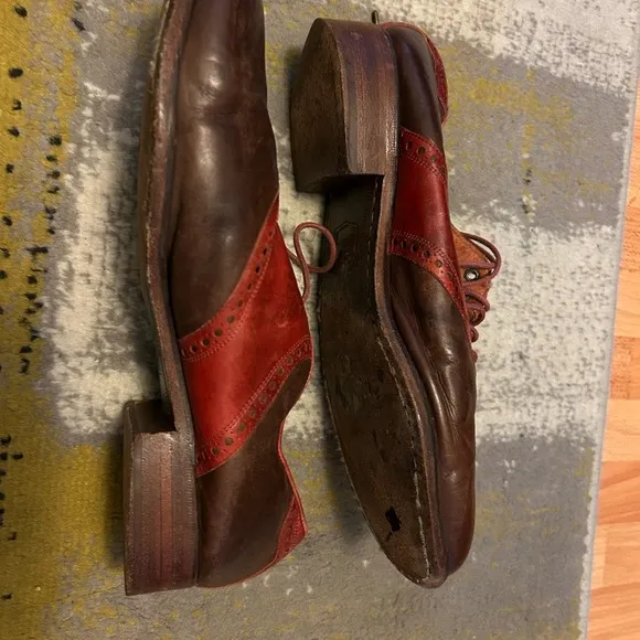 Vintage Red and Brown Two-Tone Oxford Shoes with Classic Design