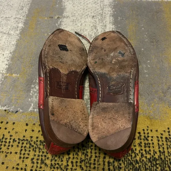 Vintage Red and Brown Two-Tone Oxford Shoes with Classic Design