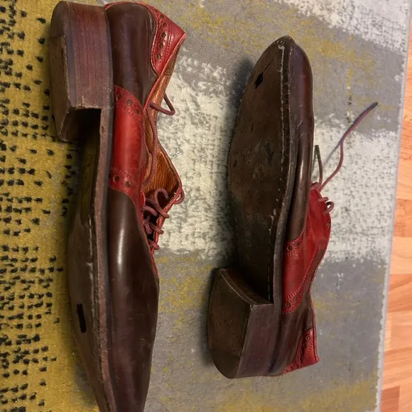 Vintage Red and Brown Two-Tone Oxford Shoes with Classic Design