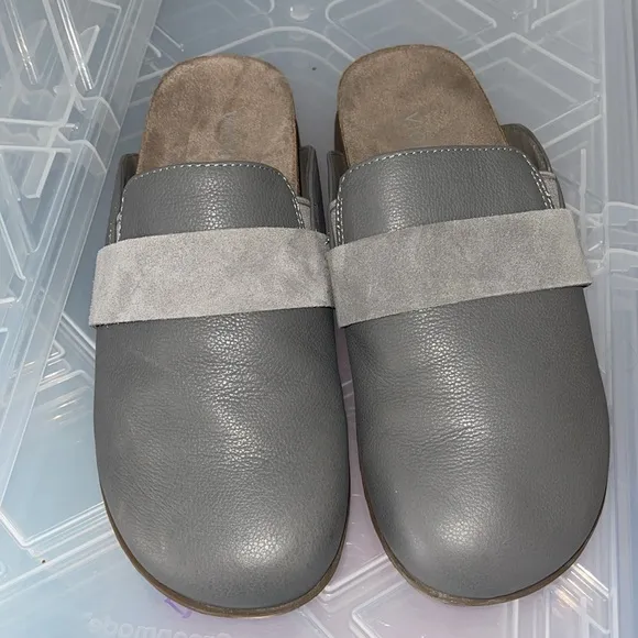 VIONIC Ambrosia Gray light Charcoal Leather Sueded Slip on flat Clogs Size 9.5