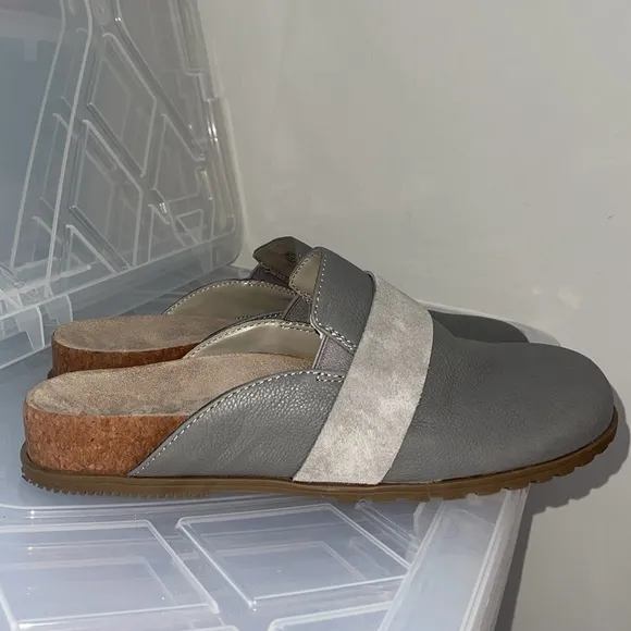 VIONIC Ambrosia Gray light Charcoal Leather Sueded Slip on flat Clogs Size 9.5