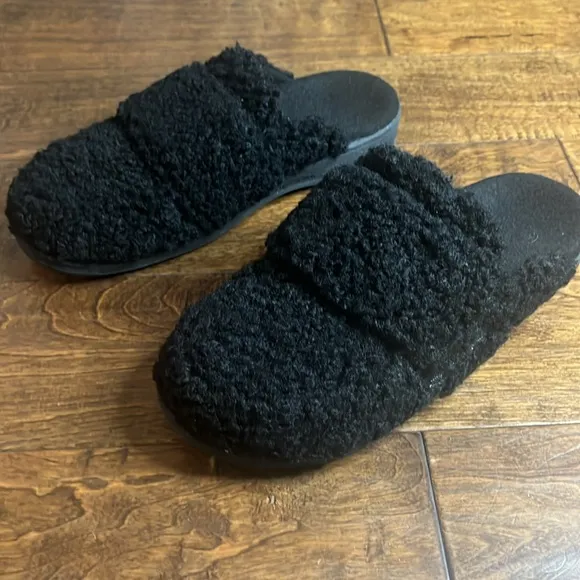 Vionic Black Gemma Faux Shearling Mule Slippers, size 10