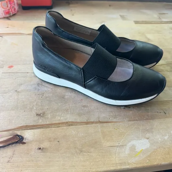 Vionic Cadee Women's Black leather Slip-On Shoes size 8.5