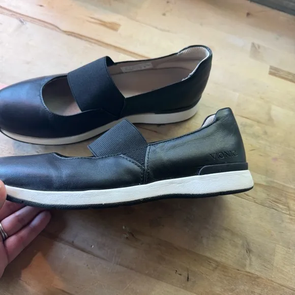 Vionic Cadee Women's Black leather Slip-On Shoes size 8.5