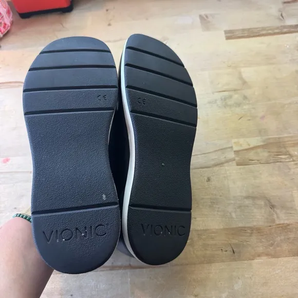 Vionic Cadee Women's Black leather Slip-On Shoes size 8.5