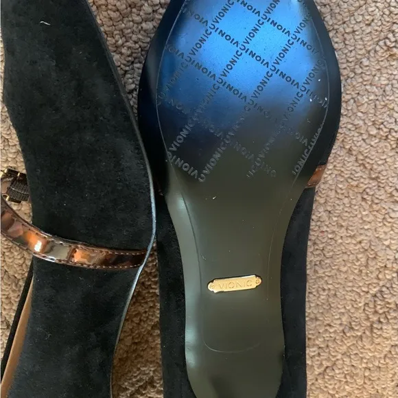 VIONIC KITTEN HEELS SUEDE TORTOISE STRAP SIZE 8 1/2 NEW