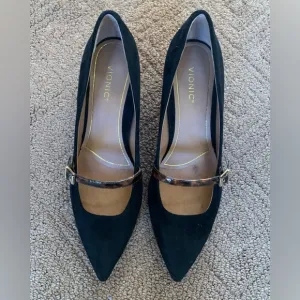 VIONIC KITTEN HEELS SUEDE TORTOISE STRAP SIZE 8 1/2 NEW