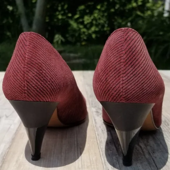 Vntg Bruno Magli Suede kitten heels (with dust bag)