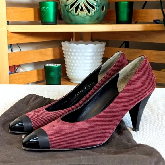 Vntg Bruno Magli Suede kitten heels (with dust bag)