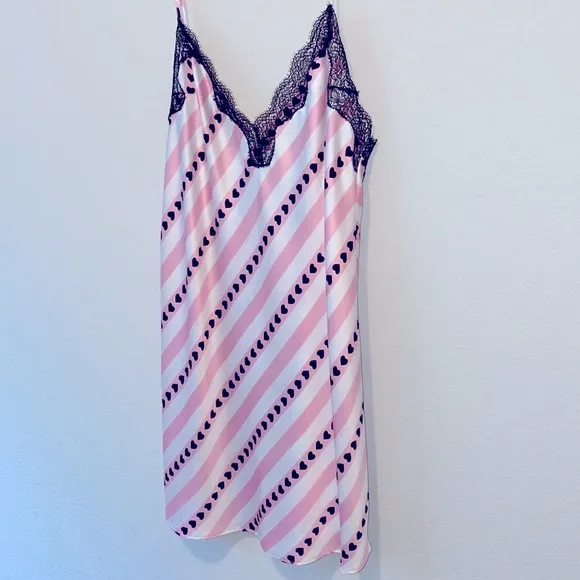 VS Slip Small Very Sexy  Satin with Heart Print Small