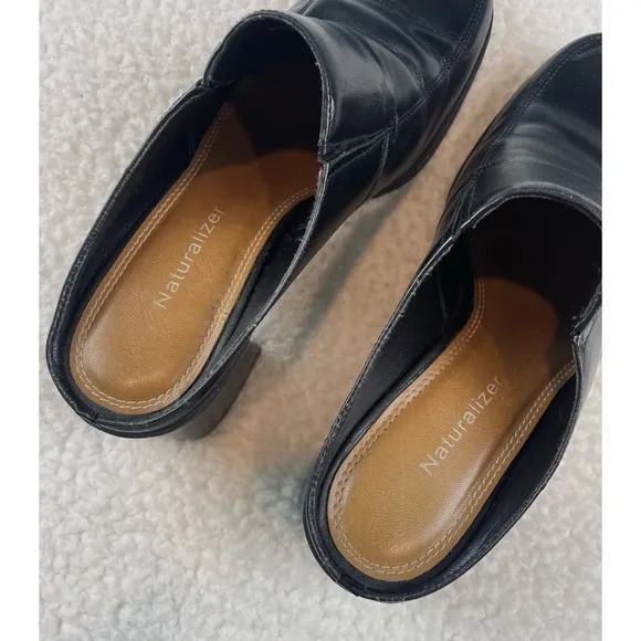 (VTG) NATURALIZER • Classic Black Leather Mules