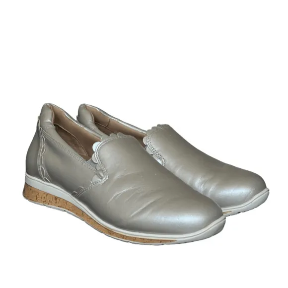 Walking Cradles  Delta Silver Wedge Slip-On Sneaker Size 7.5 Wide