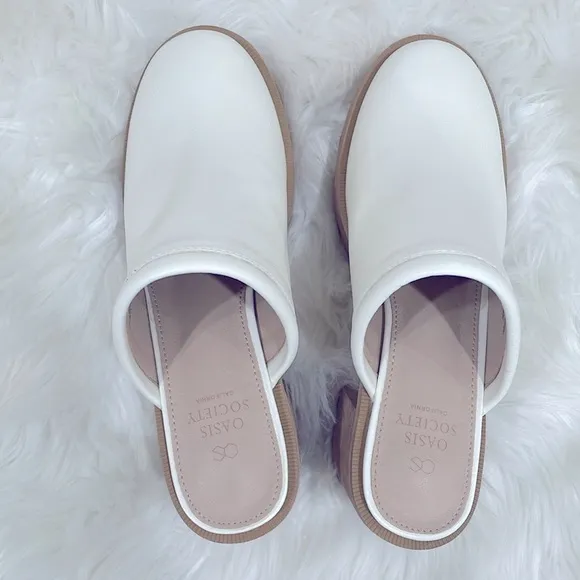 White Mules Chunky block Heel and Textured Leather new in box 8 NWT Slip Ons