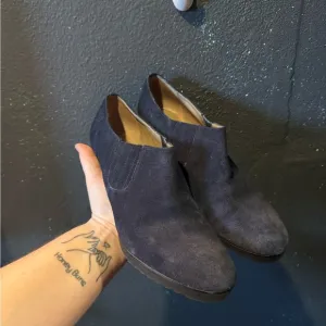 Women’s Anyi Lu Dark Blue Suede Heeled Booties Size 40/9