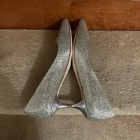 Women's Cole Haan Silver Glitter Pointed Toe Kitten Heel Pumps Size 8B Like New