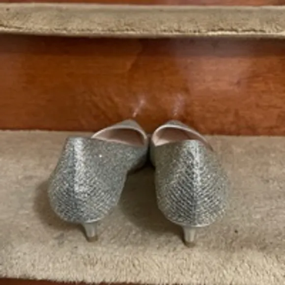 Women's Cole Haan Silver Glitter Pointed Toe Kitten Heel Pumps Size 8B Like New