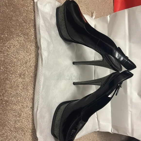YVES SAINT LAURENT Patent Leather Slingback Pumps Size: IT 39